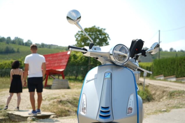 Alla scoperta della Langa del Barolo in Vespa Elettrica