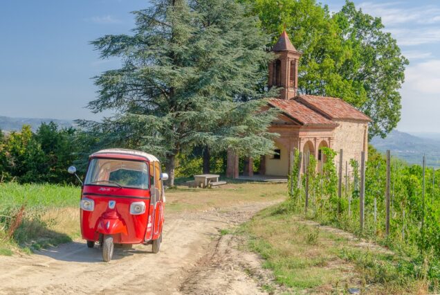 Lungo le strade di Langa in Ape Calessino con sosta in osteria