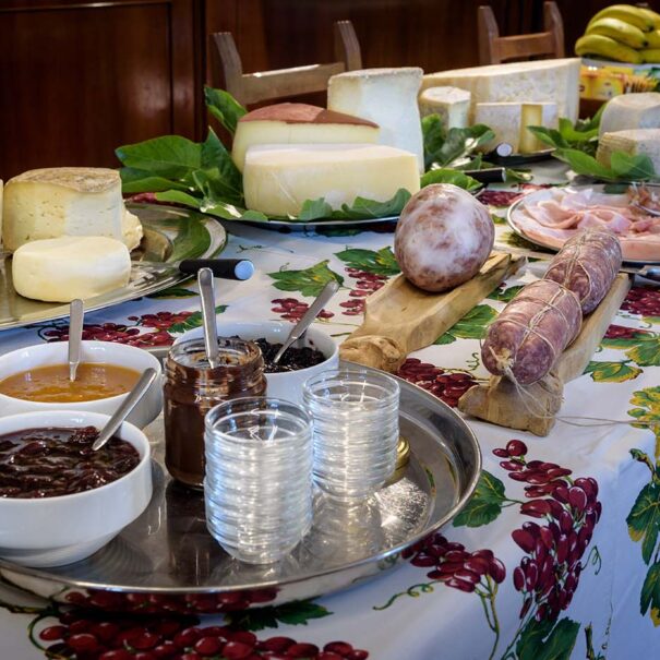 ristorante-con-prodotti-tipici-delle-langhe-605x605