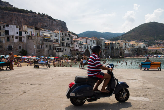 Alla scoperta della costa ionica siciliana in Vespa
