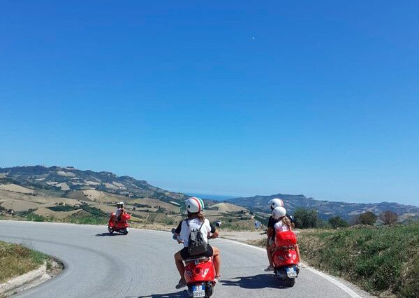 La Costa Adriatica delle Marche in Vespa con aperitivo