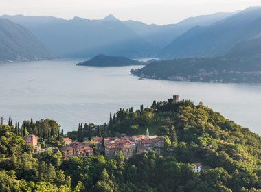 Castillo_de_Vezio,_Varenna,_lago_de_Como,_Italia,_2016-06-25,_DD_09
